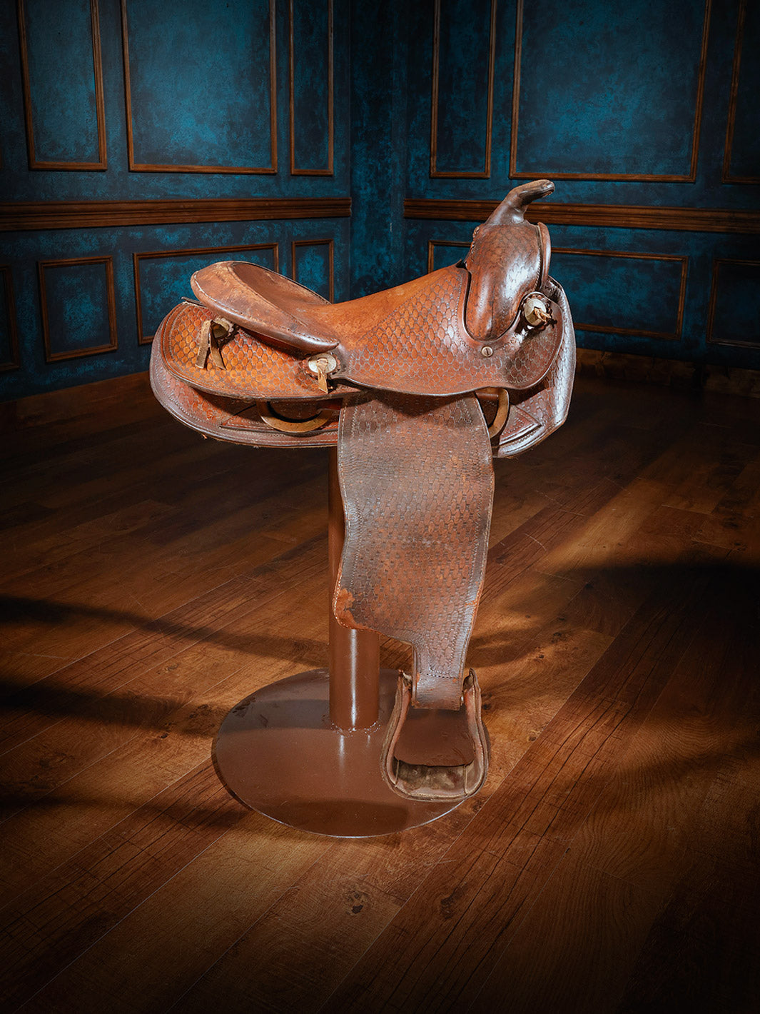 Maverick Western Leather Saddle Bar Stool – Runyon's Fine Furniture