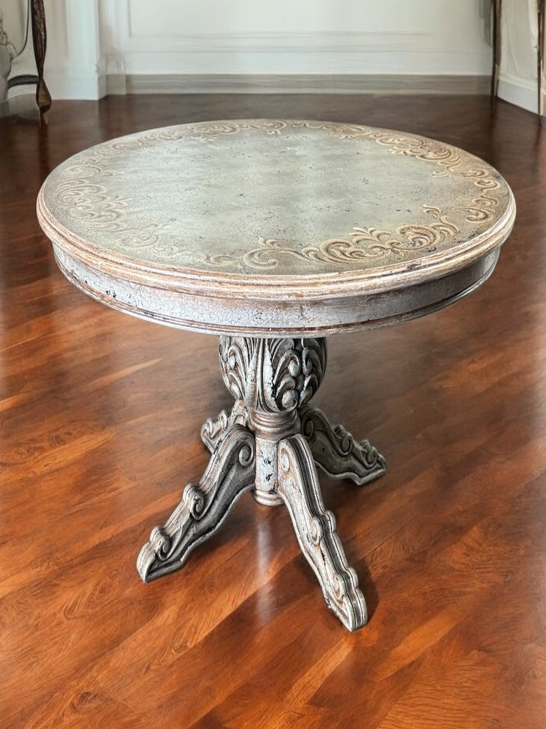 Maci Heirloom Round Dining Table