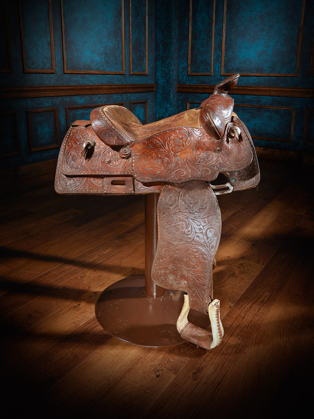 Montana Western Leather Saddle Bar Stool – Runyon's Fine Furniture